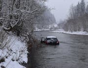 Beim Selbstunfall zwischen Entlebuch und Werthenstein überschlug sich das Auto und geriet in die Kleine Emme. (Bild: PD)