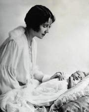 Elisabeth einen Monat nach der Geburt 1926 mit ihrer Mutter Elisabeth, später bekannt als «Queen Mum». (Bild: Getty)