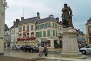 Eine Statue von Alexandre Dumas steht im Zentrum von Villers-Cotterêts. (Bild: Stefan Brändle (Villers-Cotterêts, 30. April 2017))