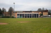Das Schulhaus Rony bietet zu wenig Platz für alle Schüler. Dem schafft bald ein Container-Provisorium Abhilfe. (Bild: Maria Schmid / Neue ZZ)