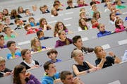Interessierte Zuhörer: Schülerinnen und Schüler während einer Vorlesung der Kinder-Uni 2012 im Hörsaal. (Archivbild Philipp Schmidli)