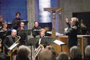 Der Luzerner Andreas Felber dirigiert die Zürcher Sing-Akademie und das Raschèr Saxophone Quartet. (Bild: Eveline Beerkircher (10. März 2018))