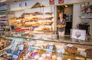 Renate Amrein in der Bäckerei Macchi. (Bild: Roger Grütter/Pius Amrein)