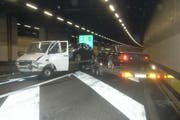 Wegen des verunfallten Lieferwagens mit Anhänger blieb der Gotthard-Strassentunnel in Richtung Norden einenhalb Stunden lang gesperrt. (Bild: Kantonspolizei Uri)