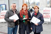 Sammelten Unterschriften für nur eine Fremdsprache in der Primarschule: Enrique Nùnez, Leiter Personalentwicklung bei CKW Conex, Annamarie Bürkli und FDP-Kantonsrätin Romy Odoni. (Bild: apimedia)