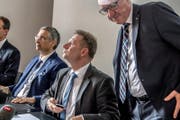 An der Medienkonferenz zu den Sparmassnahmen 2018 haben alle fünf Luzerner Regierungsräte teilgenommen. Im Bild Finanzdirektor Marcel Schwerzmann, flankiert von Guido Graf (links) und Robert Küng. (Bild: Nadja Schärli/LZ, Luzern, 28. Juni 2017)