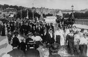 Die sozialistische Jugend demonstriert, das Bild zeigt sie an Pfingsten 1915 auf der Zürcher Quaibrücke. (Bild: Sozialarchiv Zürich)