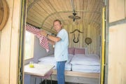In Buochs schaut Campingleiter Markus Barmettlerin einem Nostalgiewagen zum Rechten. (Bild: Corinne Glanzmann)