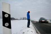 Ein Passant steht am Strassenrand in der Nähe der Stelle, wo sich vor einem Monat der tragische Unfall ereignete. (Bild Chris Iseli/Neue LZ)