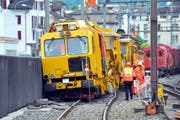 Der entgleiste Bauzug im SBB-Bahnhof Seewen. (Bild: Bert Schnüriger / Neue SZ)