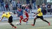 Baars Patrick Mäder (links) und Hervé Makuka haben gegen Chams Kris Lüthi (am Ball) das Nachsehen. (Bild: Werner Schelbert (Cham, 14. Mai 2017))