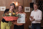 Andreas Herzog (mitte), mit Gemeindepräsident Cyrill Wiget (rechts) und Pia Engeler, Präsidentin der Jugendkommission Kriens. (Bild PD)