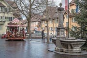 Positives Beispiel für ein Quartierzentrum: Dorfstrasse im Gebiet Geissenstein mit öffentlichem Platz, Tempo-20-Zone und Einkaufsmöglichkeit. (Bild: Nadia Schärli, Luzern, 5. Januar 2018)