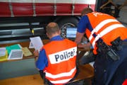 Die Papiere der Fahrzeuge und der Lenker werden überprüft. (Bild: Kapo Obwalden)
