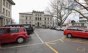 Die Parkplätze auf dem unteren Postplatz sollen erhalten bleiben. Das fordert der Gewerbeverein. (Bild: Daniel Frischherz (Zug, 6. März 2017))