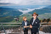 Gästebegleiterin Rita Odermatt mit Ranger Carljörg Kaiser auf dem Stanserhorn. (Bild: Philipp Schmidli)