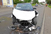 Das stark beschädigte Unfallauto. (Bild: Luzerner Polizei (Neuenkirch, 13. Juli 2017))