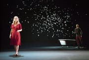 Miah Persson (real) und Roderick Williams (als 3D-Projektion) in van der Aas «Blank Out» im Luzerner Saal. (Bild: Priska Ketterer/LF (13. August 2017))