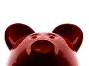 Das Sparschwein als Symbol der diesjährigen Budgetdebatte: Das Parlament hat gegenüber dem Bundesrat weitere Millionenkürzungen beschlossen. (Symbolbild) (Bild: Keystone/AP/DANIEL OCHOA DE OLZA)