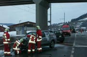 Einsatzkräfte bei der Unfallstelle. (Bild Kapo Schwyz)