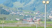 Ein Flugzeug landet auf dem Flugplatz Buochs. (Bild: Corinne Glanzmann (23. August 2017))
