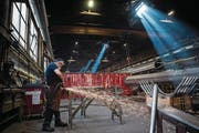 Ein Mitarbeiter des Metall- und Kunststoffverarbeiters Tenconi in Airolo. (Bild: Gabriele Putzu/Keystone (2. September 2015))