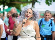 Die Zürcher Sängerin und Songwriterin Verena von Horsten suchte am Samstagabend die Nähe zum Publikum auch vor der Bühne. (Bild: Dominik Wunderli)