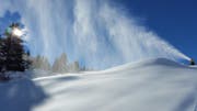 Die Schneekanonen im Skigebiet Andermatt-Sedrun laufen auf Hochtouren. (Bild zvg)