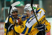 Gaudenz F. Domenig ist Präsident des HC Davos, dessen Spieler im Bild einen Treffer gegen die Kloten Flyers in der Partie vom 23. Dezember 2013 feiern. (Bild: Keystone / Patrick B. Kraemer)