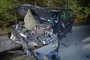 Das Auto war nach dem Unfall nur noch Schrott. (Bild: Luzerner Polizei)