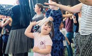 Schüler und Lehrer der Heilpädagogischen Schule Sursee proben fürs Musical. (Bild: Eveline Beerkircher (Sursee, 17. Mai 2017))
