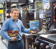 Daniel Helfenstein, der Experte rund um das Thema Grill bei Do it und Garden Migros Luzern, lässt bezüglich Hilfsmittel nichts anbrennen. Bild: Jil Lüscher (jl).