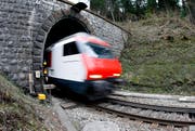 Ein Zug fährt durch den Albistunnel, der durch einen längeren Zimmerbergtunnel ersetzt werden soll. (Bild: Archiv Neue ZZ)