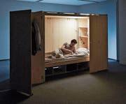 Platzgenerator oder wertvolles Gut: Wohnen wir in Zukunft im Schrank (l.)? Männer zügeln nach der Räumung eines Slums, was ihnen geblieben ist (r.). (Bilder: Paul Kranzler, John Vink, PD)
