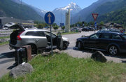 Als der Lenker zur Gotthard Raststätte gelangen wollte, achtete er auf die Mittelkonsole und verursachte dadurch eine Kollision. (Bild: Kantonspolizei Uri)