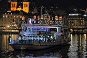 Der Samichlaus und sein Gefolge zeigen auf einer Rundfahrt in der Seebucht den Luzernern das Beckenrieder Chlausbrauchtum. (Bild: Jürg Aschwanden (Luzern, 26. November 2016))