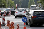 Wo gehts durch? Die Verkehrsführung im Lättich sorgt für Verwirrung – und für Staus. (Bild Werner Schelbert)