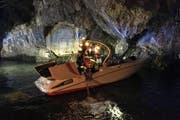 Einsatzkräfte bergen das Boot. (Bild: Kantonspolizei Nidwalden)
