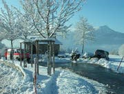 Ein Italiener rutschte - mit Sommerreifen ausgerüstet - auf der schneebedeckten Strasse von der Fahrbahn. (Bild Kapo SZ)