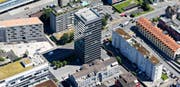 Die urbane Nord-Süd-Achse entlang der Baarerstrasse ist laut Bauforum Zug ideal für weitere Hochhäuser – wie dieses hier an der Untermüli.Bild: Stefan Kaiser (8. Oktober 2015)