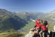 Touristen auf einem Wanderweg hoch über Andermatt beim Nätschen. (Bild: PD)