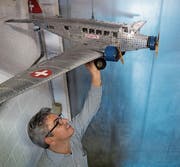 Stokys-Chef Beat Schaufelberger mit einem Flugzeugmodell aus Stokys-Metallteilen. (Bild: Nadia Schärli (Bauma, 19. April 2017))