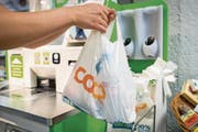 Der Verbrauch von Plastiksäcken ist im Vergleich zum Vorjahr um über 80 Prozent zurückgegangen. (Bild: Urs Bucher (St. Gallen, 15. August 2017))