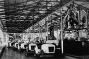 Vor dem Zweiten Weltkrieg konnten sich nur wohlhabende Personen ein Auto leisten. Doch für das Auto-Feeling gab es das Autodrom. (Bild: Archiv Max Stoop, Langnau am Albis)