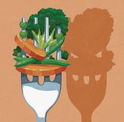 Close up of lots of vegetables on fork (Bild: Getty)