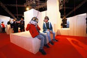 An der Zuger Messe taucht man mittels einer speziellen Brille in den Kanton Schwyz ein. (Bild: Werner Schelbert / ZZ)