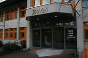 Der Eingang des EWN-Gebäudes in Stans. (Bild EWN/pd)