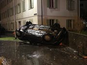 Der Lenker verlor die Kontrolle über das Auto und kollidierte mit der Betonmauer. (Bild: PD)
