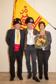 Der Eglivater 2018, Philipp Anton I. (Mitte) mit dem Weibelpaar Raphael Wobmann und Mirella Scura. (Bild: PD)