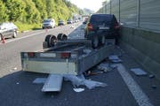 Dieser Anhänger überschlug sich auf der Autobahn in voller Fahrt. (Bild: Zuger Polizei)